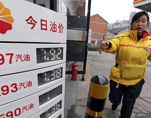 Funcionária em posto em Hefei, na China; país ampliará uso de gasolina com 10% de etanol. Reuters
