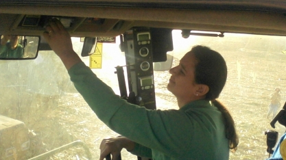 Com oito safras na bagagem, mulher operadora de colhedora busca oportunidade de trabalho