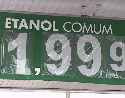 Etanol é vendido a R$ 1,99 em posto de Rio Claro (Foto: Felipe Lazzarotto/EPTV)