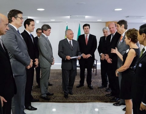 Temer e dirigentes do setor durante lançamento do RenovaBio 2030, em dezembro de 2016