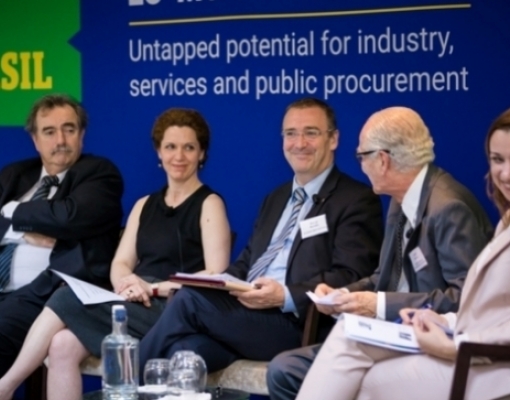 Geraldine Kutas (ao centro) representou a indústria canavieira do Brasil em evento com outras entidades setoriais em Bruxelas
