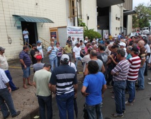 Manifestação em frente a Dedini da Vila Rezende (Foto: Mateus Medeiros)