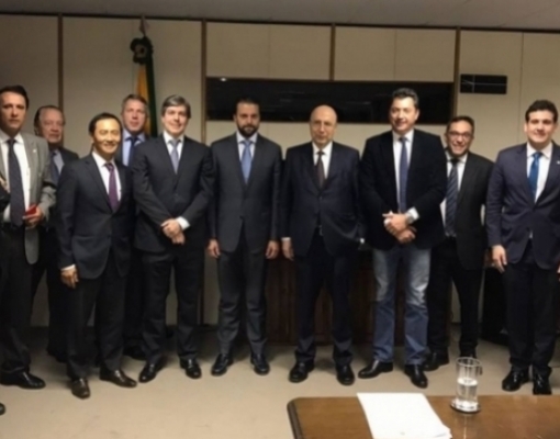 Henrique Meirelles (8º esq. p/ dir.) com lideranças empresariais e parlamentares