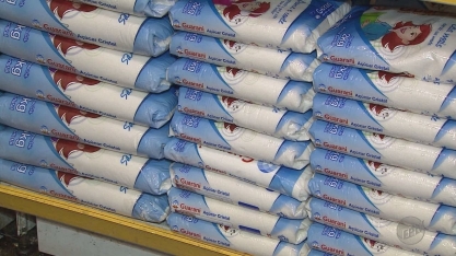 Preço do açúcar cai pela metade em usinas nos últimos 11 meses, mas não chega a consumidor