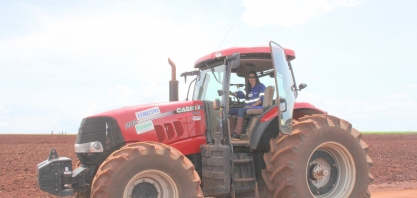Mulher declara paixão à primeira vista por máquinas agrícolas