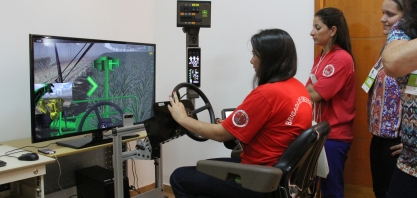 No VI Encontro Cana Substantivo Feminino, mulheres vão testar as habilidades no simulador de colhedora de cana