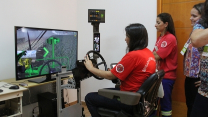 No VI Encontro Cana Substantivo Feminino, mulheres vão testar as habilidades no simulador de colhedora de cana
