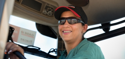 Anna Rita Silva, tratorista na Usina Da Mata, no VI Encontro Cana Substantivo Feminino