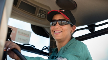 Anna Rita Silva, tratorista na Usina Da Mata, no VI Encontro Cana Substantivo Feminino