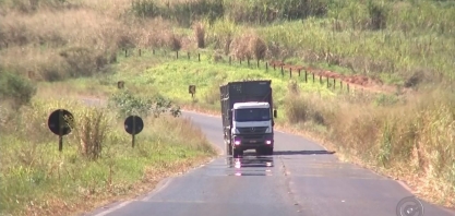 Caminhoneiros infringem lei e não usam lonas para transportar carga em Araçatuba