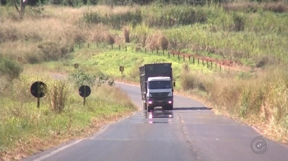 Caminhoneiros infringem lei e não usam lonas para transportar carga em Araçatuba