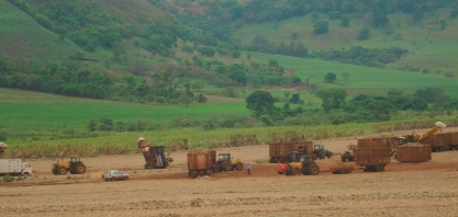 O uso de diesel nas máquinas agrícolas aumenta a emissão de gases de efeito estufa na produção de etanol