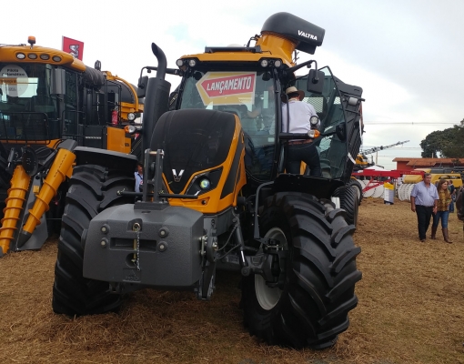 Novo trator Valtra com tecnologia de emissões MAR-I