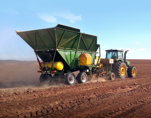 Por ser mais leve, aplantadora de cana automatizada TT8022 Inteligente compacta menos o solo