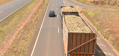 Caminhoneiros descumprem lei que obriga uso de lona em caminhão de cana-de-açúcar