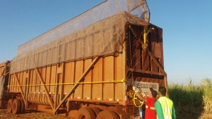 O setor acelera para cumprir a lei do enlonamento de carga