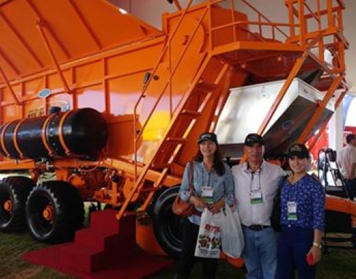 Foto: Ilse, Natalia e José Eduardo visitam estande da DMB na Agrishow para adquirir a Plantadora de Cana Picada PCP 6000 Automatizada