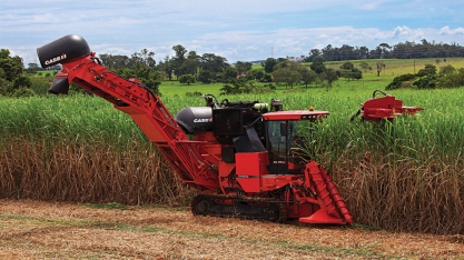 A colhedora não corta só cana, corta também terra. Isso é custo!