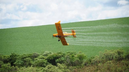Mitos e burocracia detêm avanço da aviação agrícola no Brasil