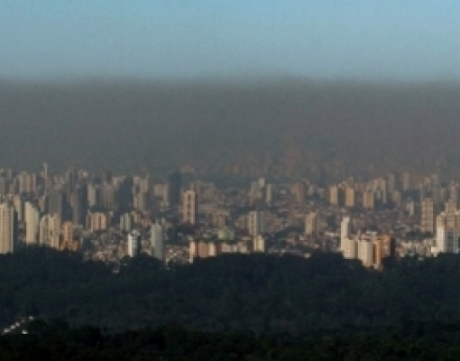 Camada de poluição atmosférica cobre a cidade São Paulo, vista da Serra da Cantareira