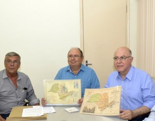 Mapas foram entregues ao secretário pelo presidente da Canasol, Luís Henrique Scabello (Foto: João Luiz)
