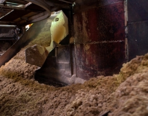 Esteira que transporta a cana-de-açúcar já moída