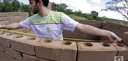 Casas são construídas com tijolos feitos com bagaço de cana-de-açúcar em Pariconha