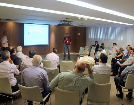 Celso Albano em reunião com integrantes do conselho da ORPLANA: troca de informações constantes