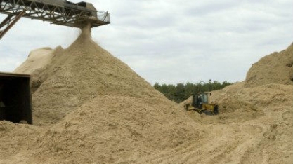 Pesquisa da UFSCar transforma resíduo da queima do bagaço da cana em areia para construção civil