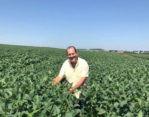 Beto Artioli feliz da vida com sua plantação de soja