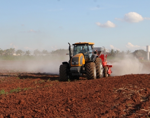 Tecnologia de sensores permite que o agricultor regule a aplicação de corretivos conforme a necessidade do solo e da planta. Foto: Arquivo CanaOnline