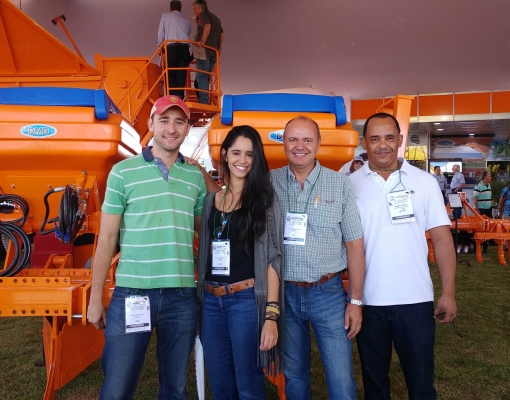 O filho Maciel, a filha Carolina, Maciel Garcia, e Weder Fornel, administrador da fazenda Areias, visitam o estande da DMB na Agrishow