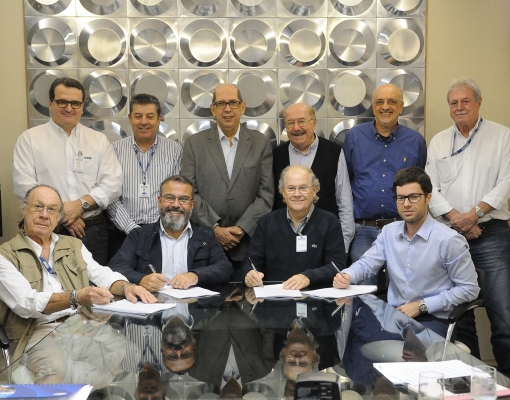 Marcos Dedini Ricciardi, Giuliano Dedini Ometto Duarte, Sidnei Brunelli e Ricardo Brunelli durante a assinatura do contrato. Crédito da foto: Alessandro Maschio