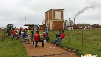 Sem-terra invadem usina de Bumlai e prometem atear fogo se polícia intervir