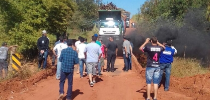Ex-funcionários de usina queimam pneus e bloqueiam passagem de caminhões com cana-de-açúcar