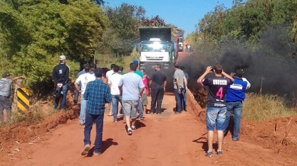 Ex-funcionários de usina queimam pneus e bloqueiam passagem de caminhões com cana-de-açúcar