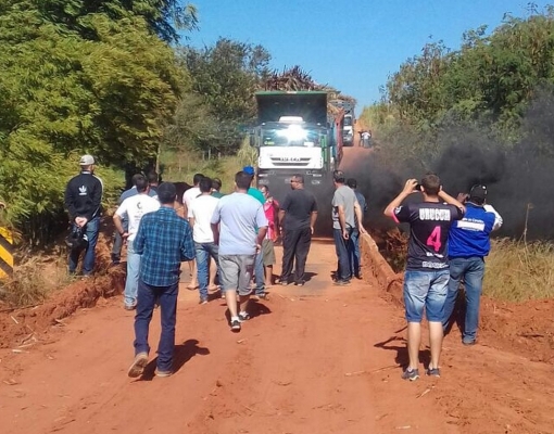 Passagem de caminhões carregados com cana foi bloqueada por manifestantes (Foto: Diego Guedes Pereira/Cedida)