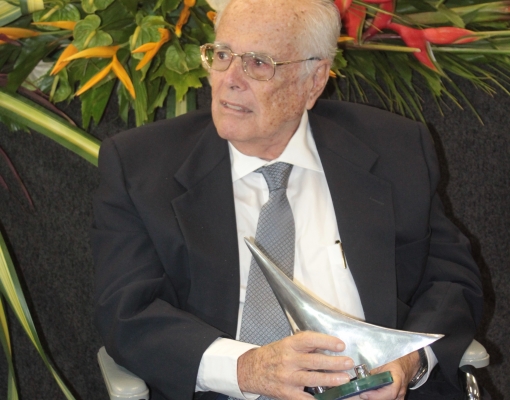 Carlos Lyra em uma das muitas homenagens que recebeu durante sua vida de grande empresário