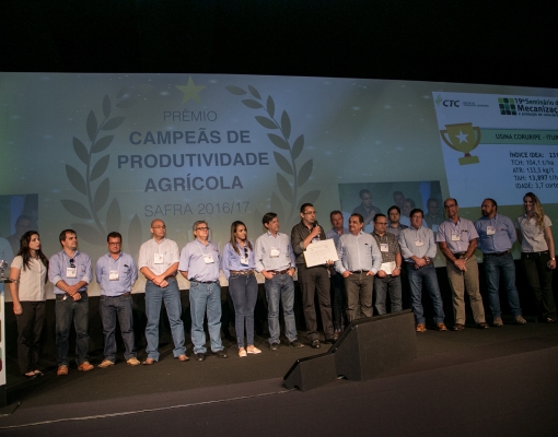 Jucelino Sousa, presidente da Usina Coruripe, e a equipe de profissionais da filial Iturama