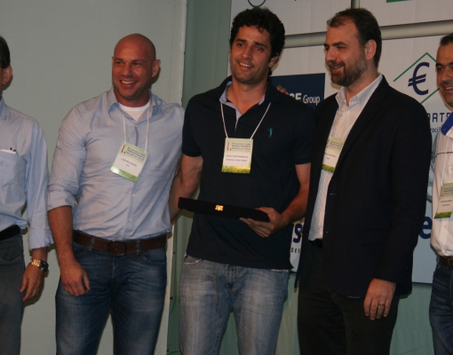 Thiago Teles Ramalho (no centro da foto) recebe prêmio de representantes do CTC (lado esquerdo da foto) e da BASF (lado direito)