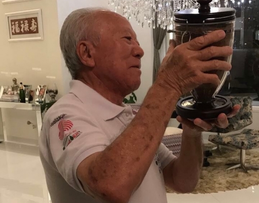 Alegria de Kosuke Arakaki com o primeiro Açúcar da ALCOESTE para guardar em sua sala: um sonho realizado