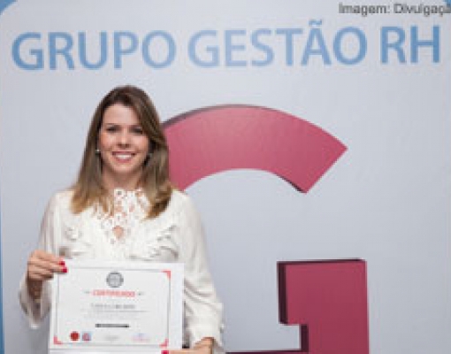 Fernanda Degani recebe prêmio em nome da Coruripe