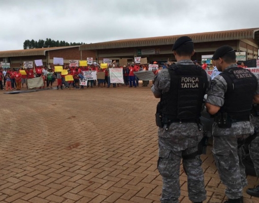 Polícia Militar acompanha a ocupação na usina São Feranando (Foto: Diogo Nolasco/TV Morena)
