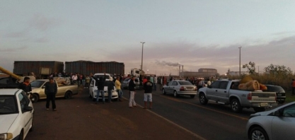 Grupo ligado ao MST interdita rodovia durante protesto em Andradina