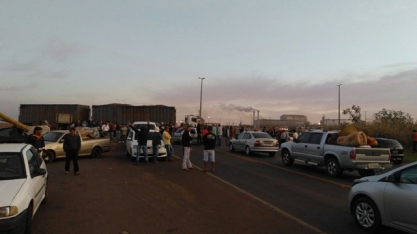 Grupo ligado ao MST interdita rodovia durante protesto em Andradina