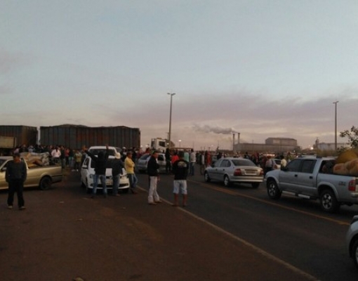Grupo protestou em rodovia em Andradina na manhã desta quinta-feira (7) (Foto: Arquivo Pessoal)