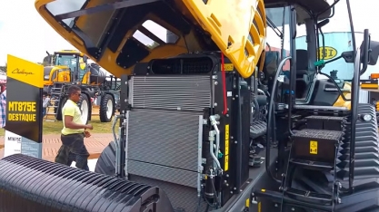 O MAIOR TRATOR DO MUNDO ESTEVE NO ESTANDE DA VALTRA NA AGRISHOW 2016