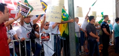 MANIFESTAÇÃO CONTRA ATUAL GOVERNO INTERROMPEU E PÔS FIM A CERIMÔNIA DE ABERTURA DA AGRISHOW