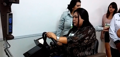 MULHERES OPERAM SIMULADOR DE COLHEDORA DE CANA DURANTE O VI CANA SUBSTANTIVO FEMININO