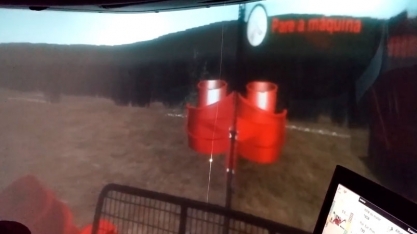 NA CABINE DE UM SIMULADOR DE COLHEDORA DE CANA